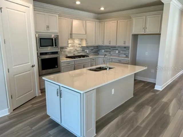 Actual home photo. Colors, finishes, textures and options may appear differently in person due to variations in monitors and viewing devices.