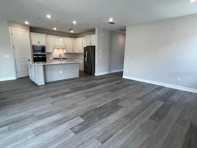 Actual home photo. Colors, finishes, textures and options may appear differently in person due to variations in monitors and viewing devices.
