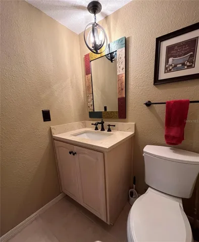 Guest 1/2 Bath