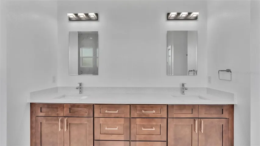Primary Bathroom/Quartz countertop