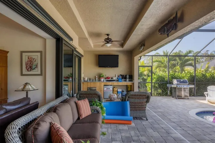 Lanai/ outdoor bar
