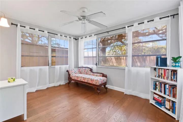 Florida Room that connects to 2nd bath