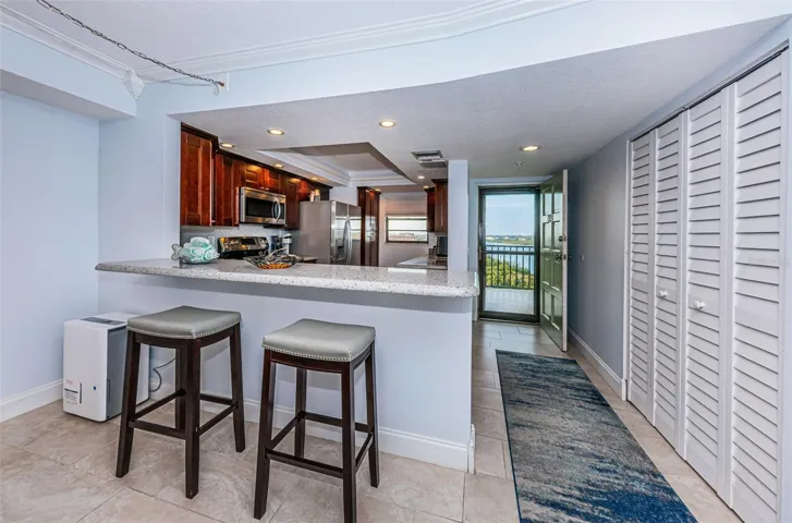 Breakfast Bar & Kitchen