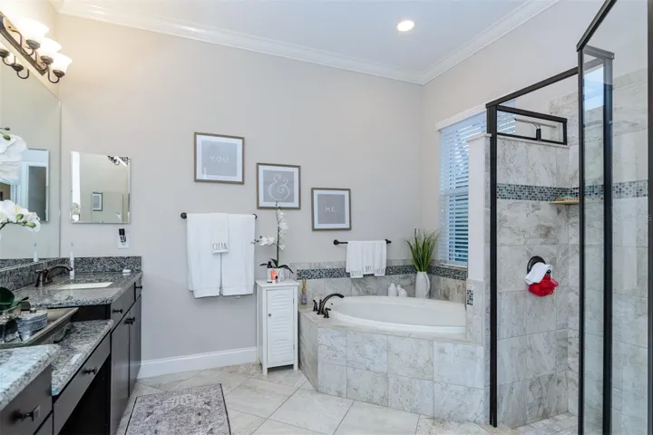 Master bathroom 1st floor