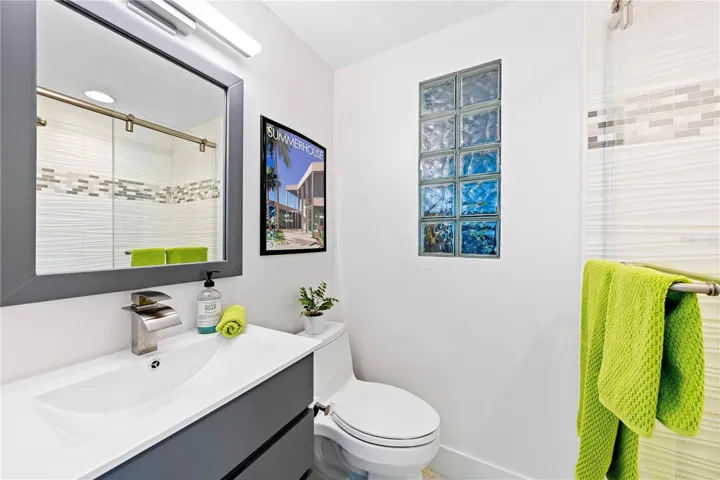 Guest/Pool bathroom #2