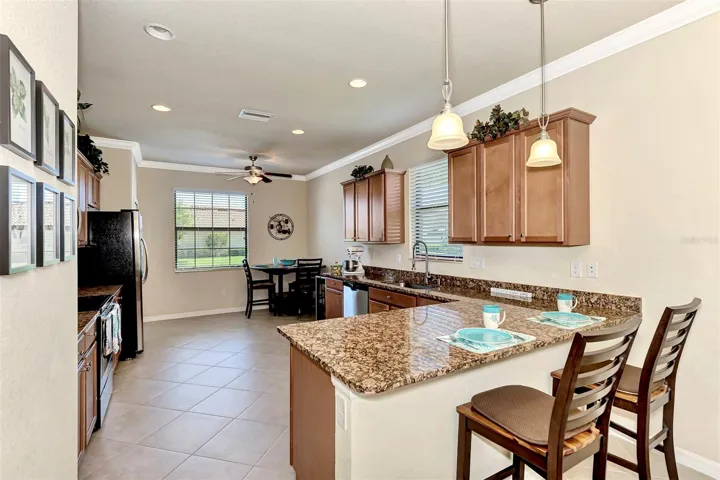 Spacious Kitchen, Breakfast Bar and Dining Nook