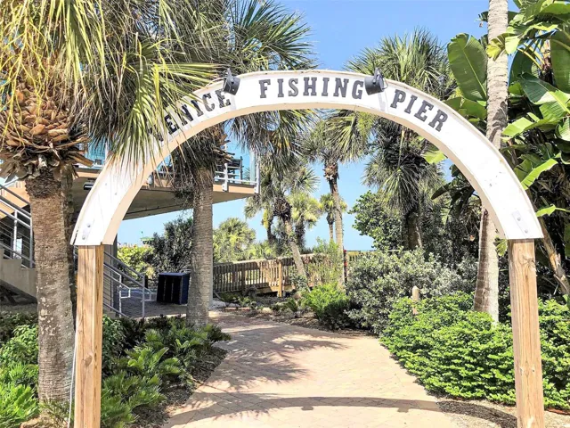 Entrance to Fins & Sharkey's on the Pier