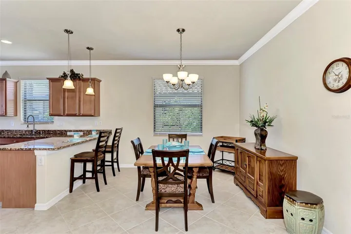 Spacious Dining Room & Breakfast Bar
