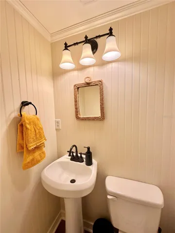 Guest bathroom 1