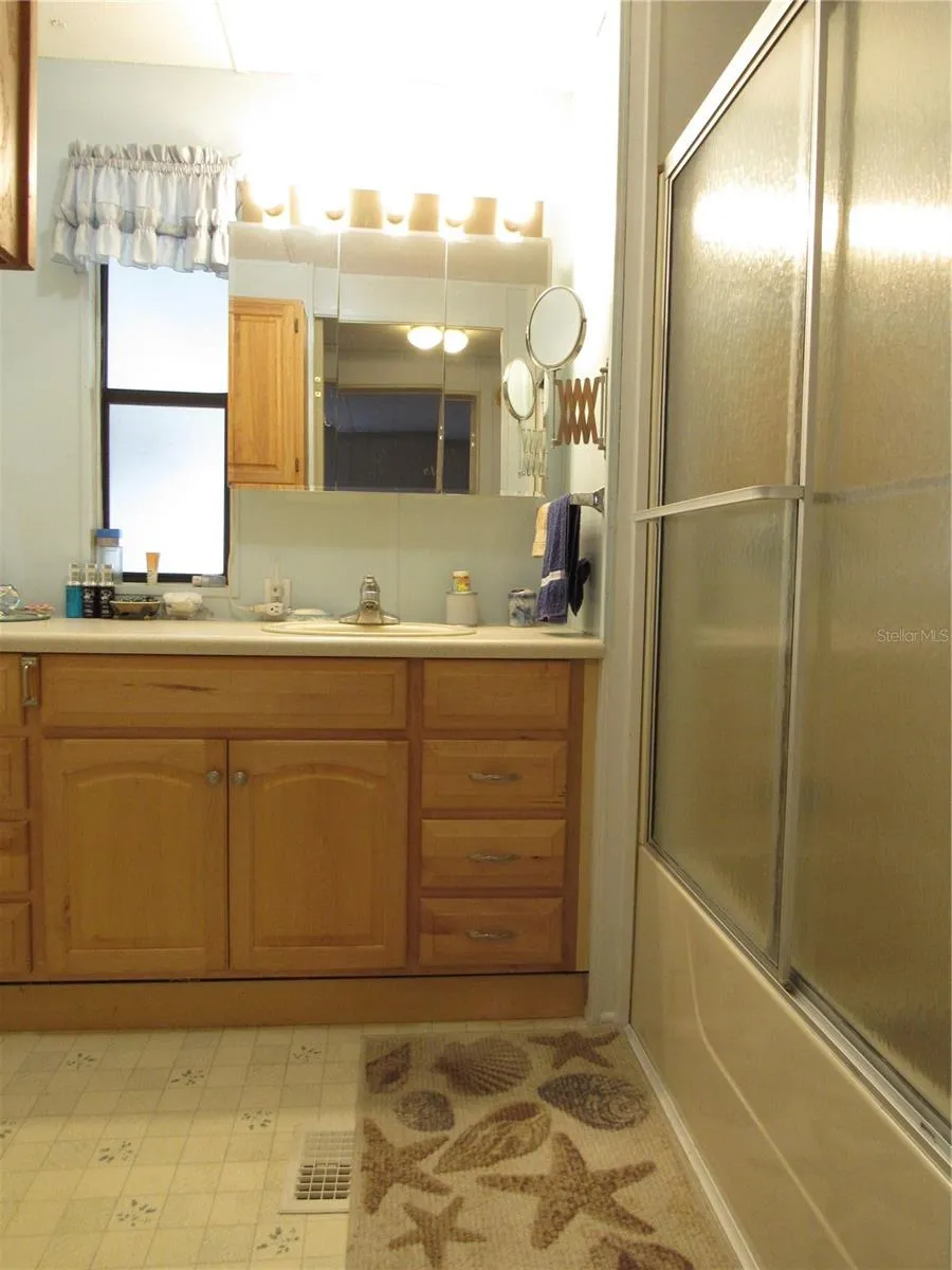 Jack &amp; Jill style bathroom with access from hallway &amp; guest bedroom.
