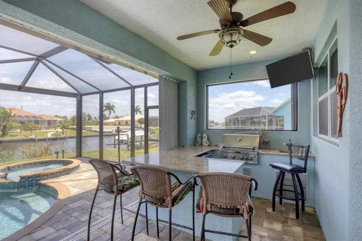 SUMMER KITCHEN/BAR