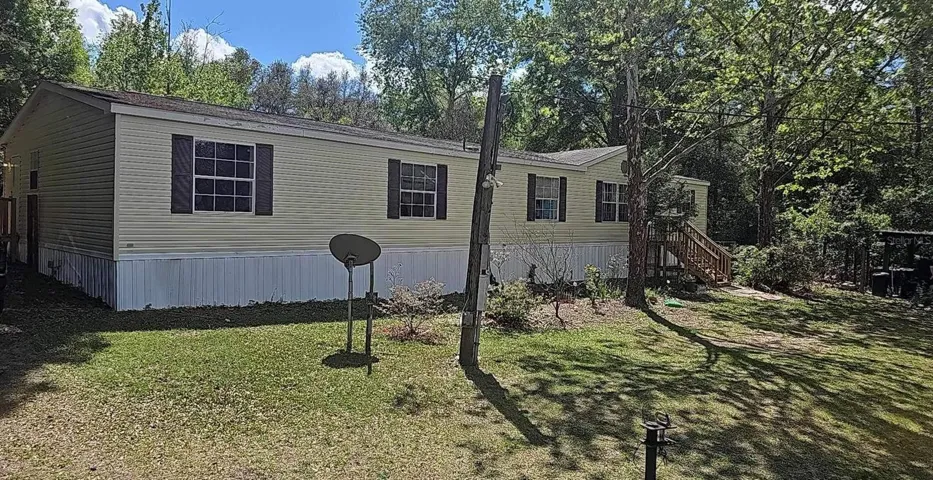 front view of home on 1.25 acres
