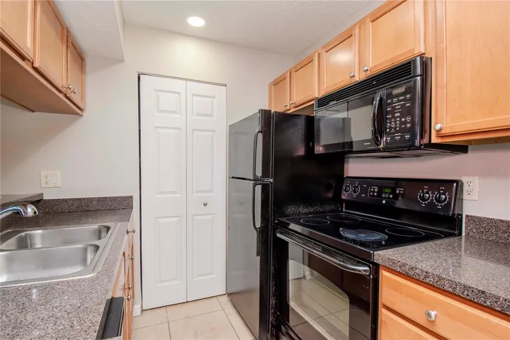 Kitchen w/ Pantry
