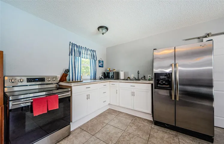 Ub-law suite Kitchen with Stainless Steel Appliances