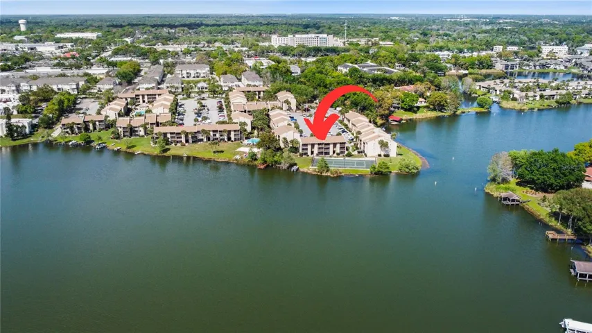 Location, location, location - Waterfront condo in Altamonte Springs