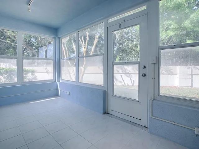 Enclosed Lanai       Under Heat and Air