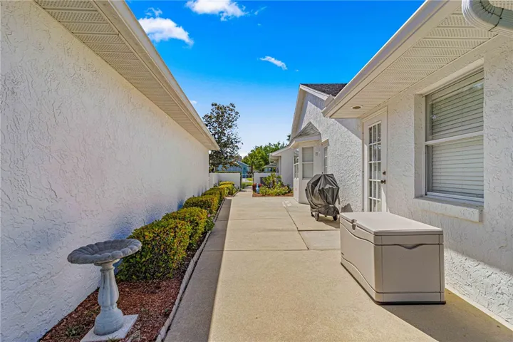 Private Courtyard - 2 Entrances to Inside
