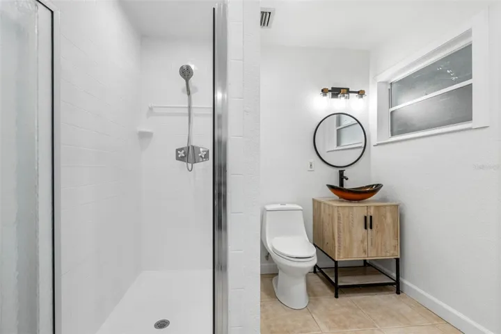 Primary en suite bathroom