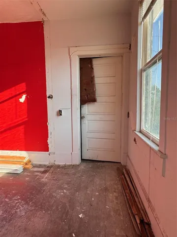 2nd floor staircase/hallway