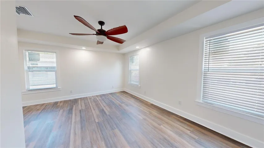 Upstairs primary suite w/ensuite bathroom