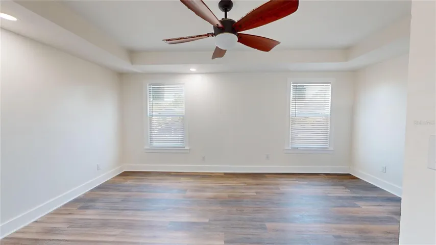 Upstairs primary suite w/ensuite bathroom