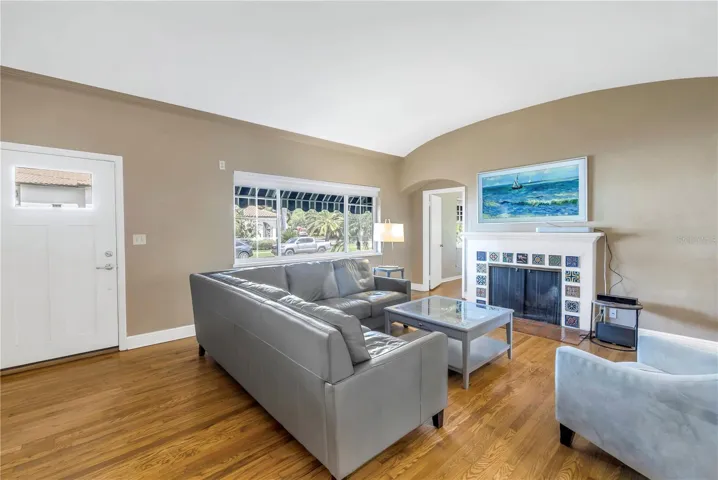 Spacious living room