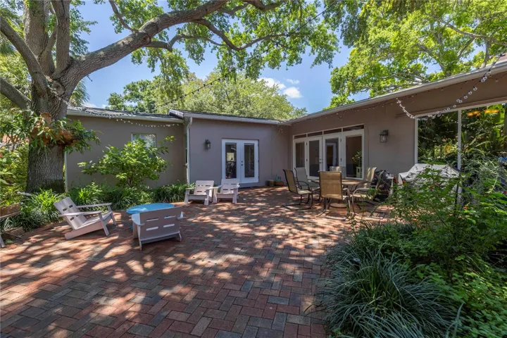 Large brick patio-perfect for entertaining
