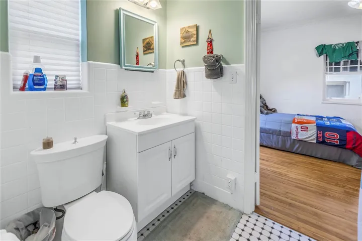 Jack & Jill bath