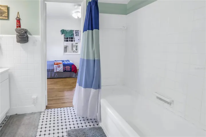 Neutral white bath