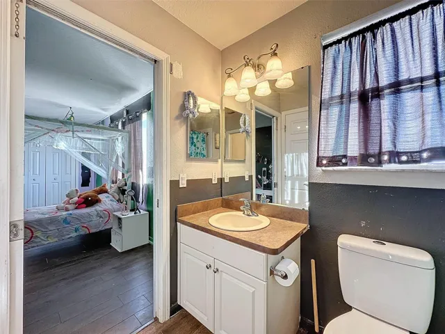 private entrance from  bedroom 4