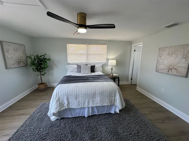 Master Suite w/ Walk In Closet