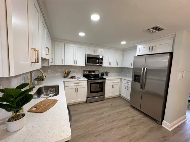 Large Gourmet Kitchen with plenty of counter space