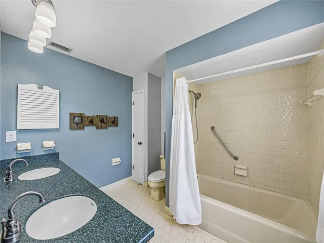 Primary bath with dual sinks and tub/shower