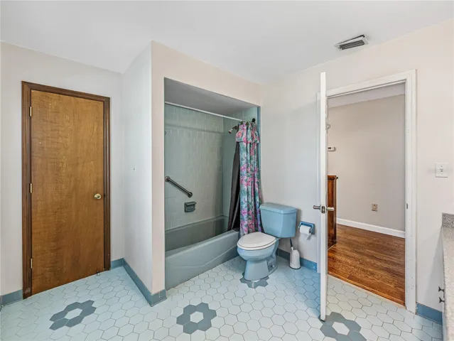 Hall Bath tub/shower