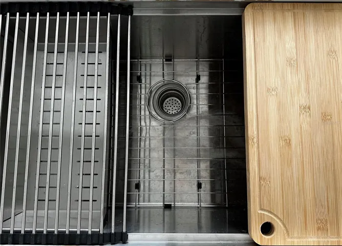 Gourmet sink assures