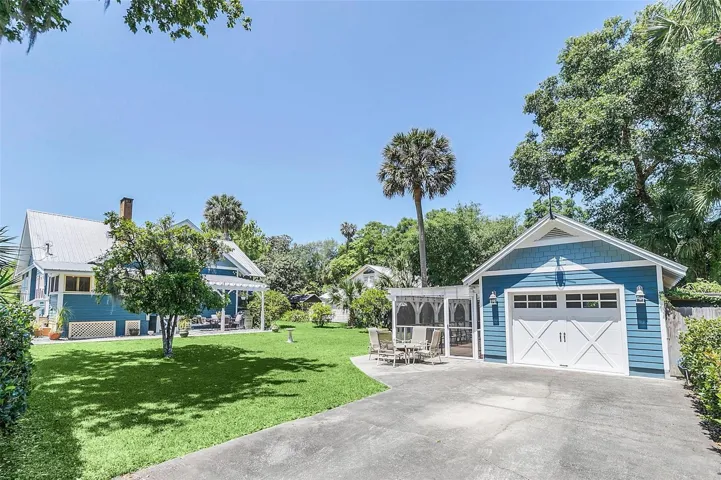 GARAGE/DRIVEWAY/EXTERIOR REAR YARD