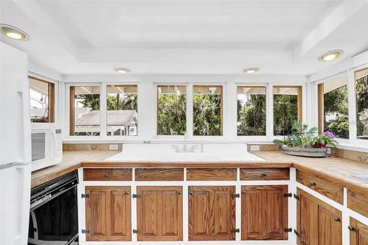 KITCHEN WINDOWS - LOTS OF NATURAL LIGHT