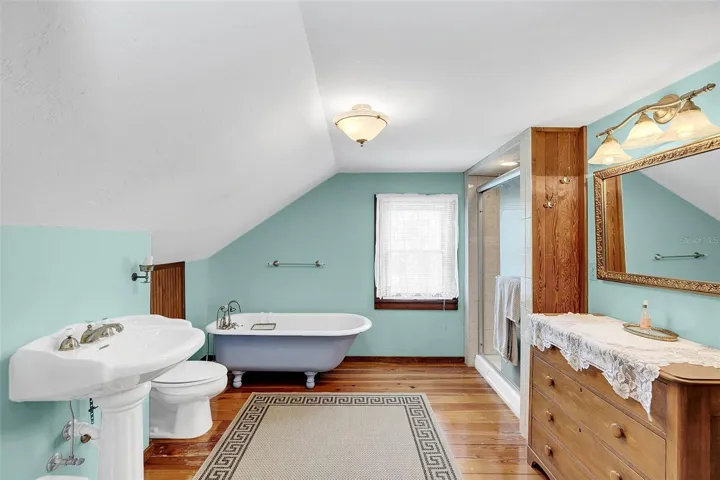 UPSTAIRS FULL BATH