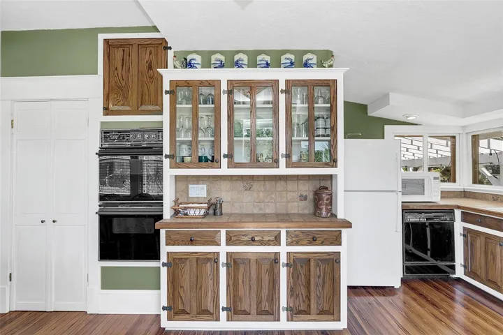 KITCHEN BUILT IN