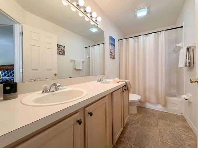 Upstairs second bathroom