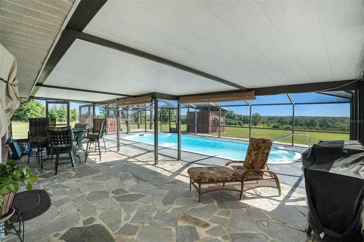Entertain your guests in style in the pool area!