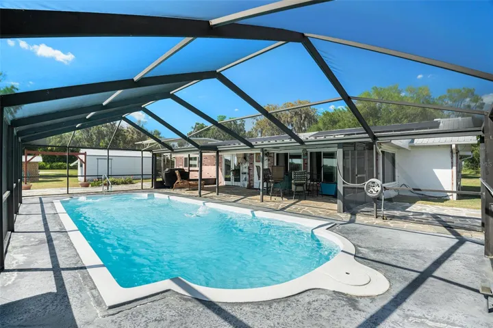 Entertain your guests in style in the pool area!