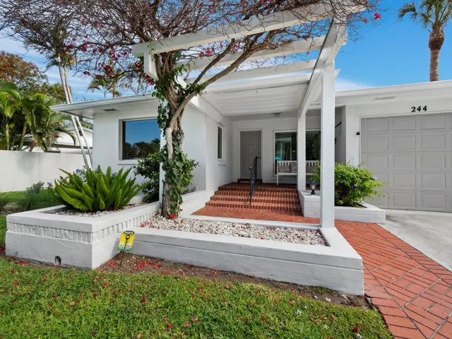 Single family home on St Armands...just steps to dining, entertainment and just a few more steps to the Beaches of Lido Key and Longboat Key!