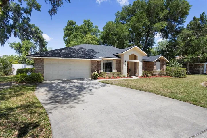Beautiful home in Cross Creek with mature landscape