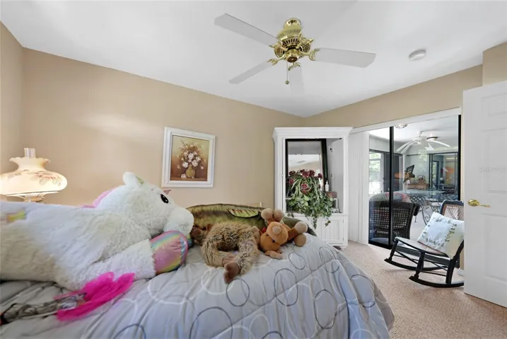 Guest bedroom 2 - silder opens to lanai