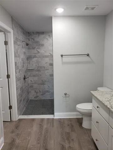 Primary en suite bathroom