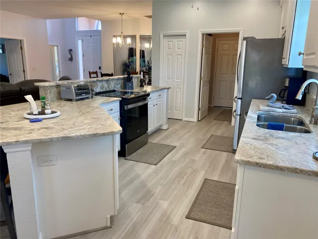 Extra counter space with lowered breakfast bar
