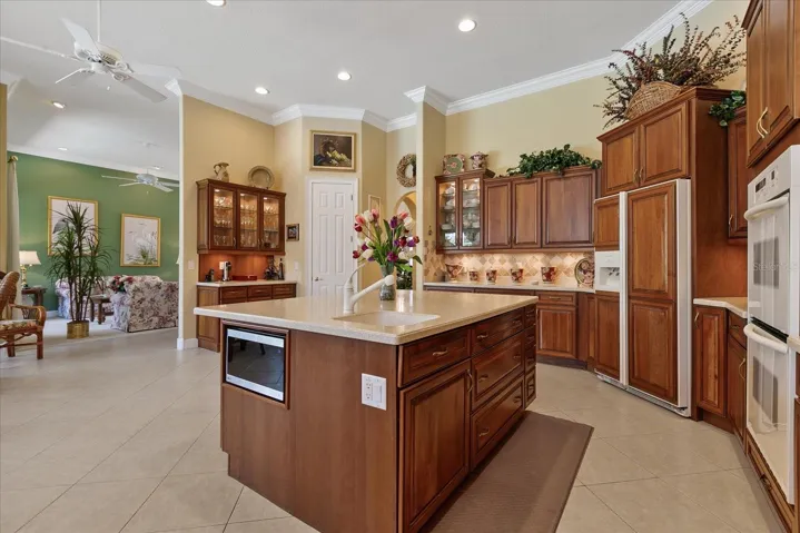 Built in Microwave & 2nd Sink in Island