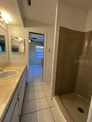 Jack & Jill bath