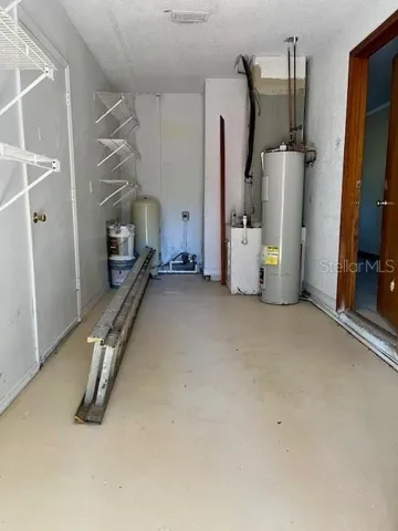 Utility room with washer/ dryer hookup
